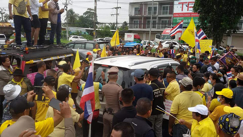 ล้อมรถธนาธร