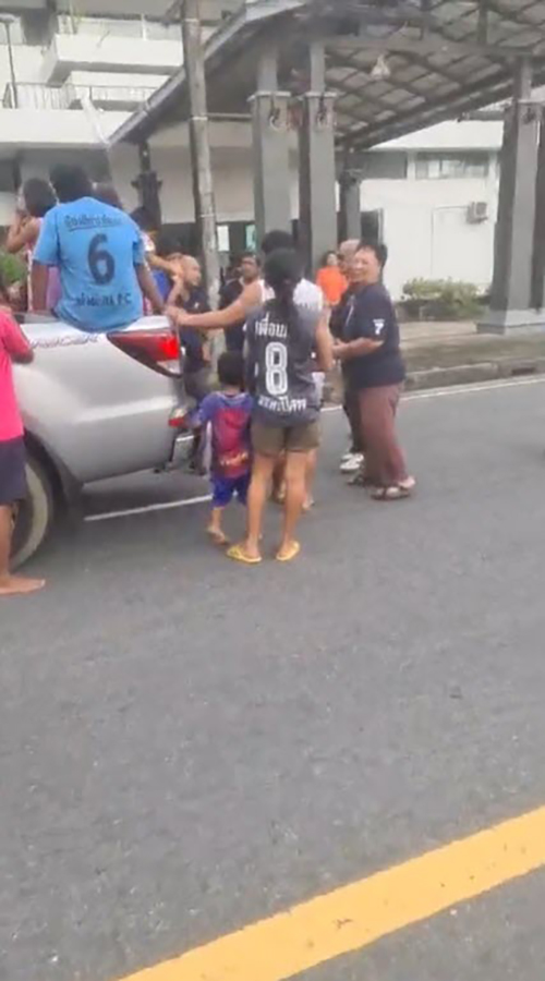 ธนาธร จึงรุ่งเรืองกิจ