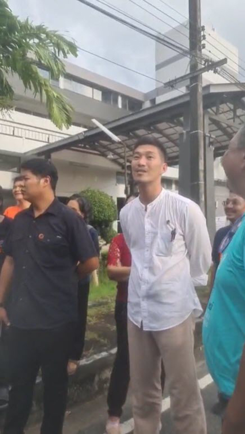 ธนาธร จึงรุ่งเรืองกิจ