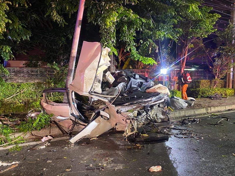 รถชนเสาไฟฟ้า