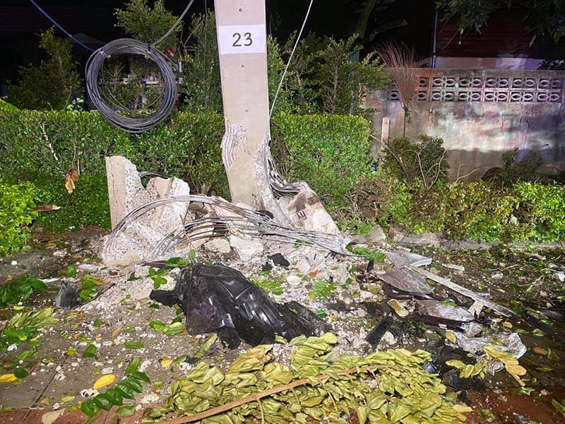 รถชนเสาไฟฟ้า