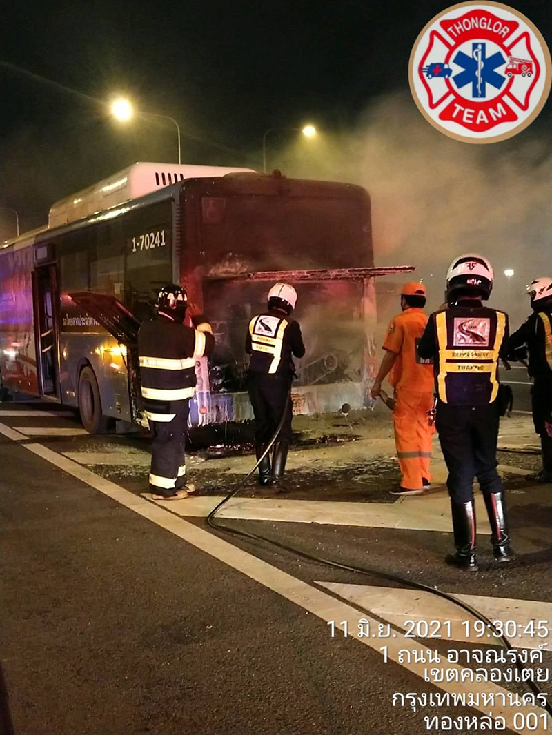 รถเมล์ไฟไหม้บนทางด่วน