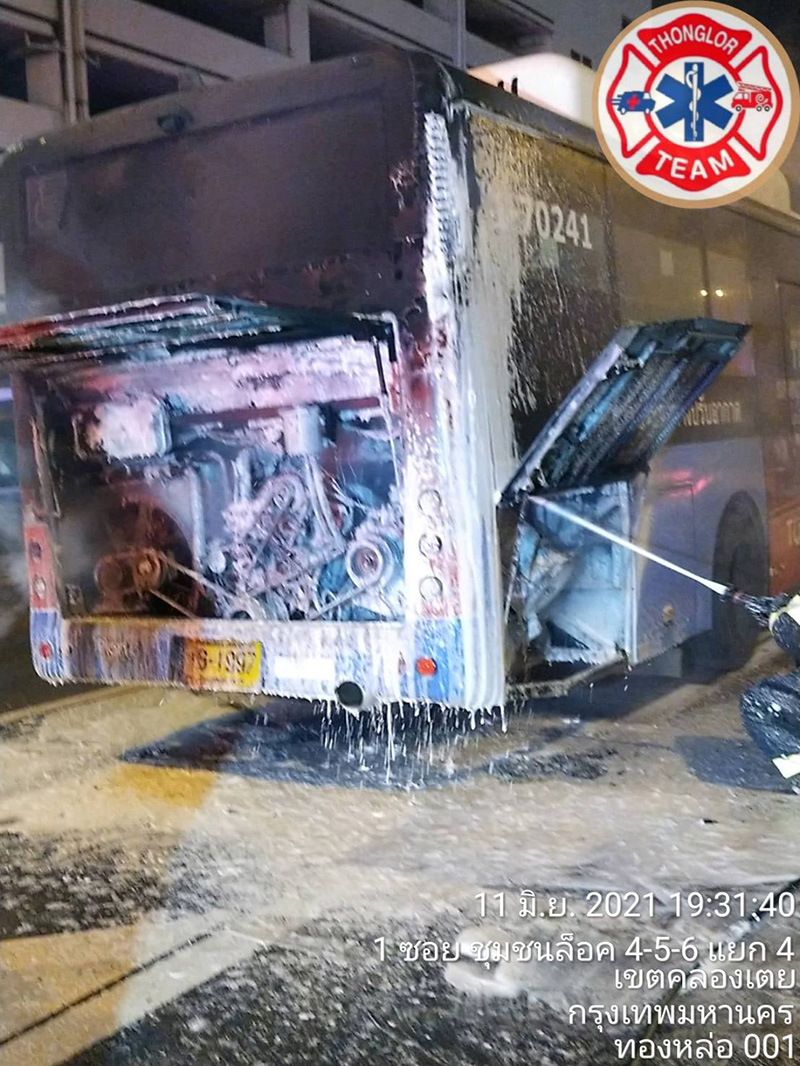 รถเมล์ไฟไหม้บนทางด่วน