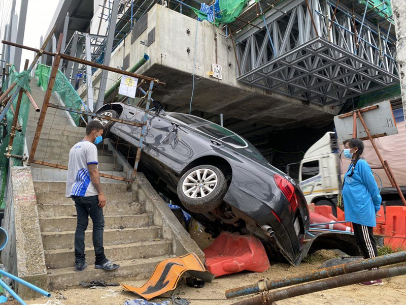 รถชนบันไดบีทีเอส