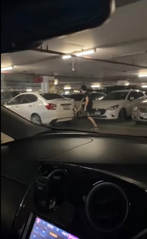 ใช้เท้าเข็นรถ