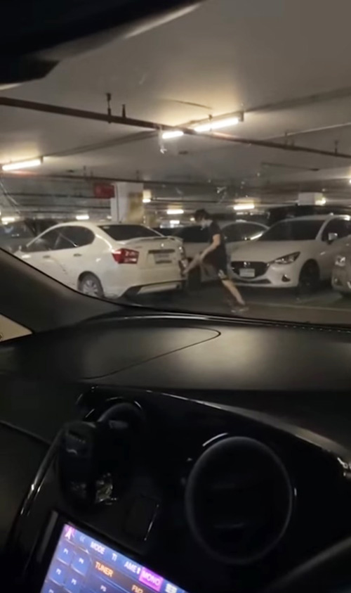 ใช้เท้าเข็นรถ