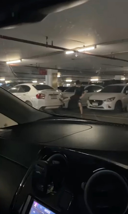 ใช้เท้าเข็นรถ