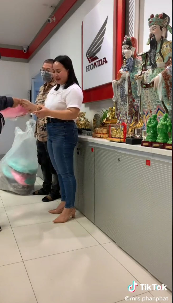 แจกเงินลูกน้อง