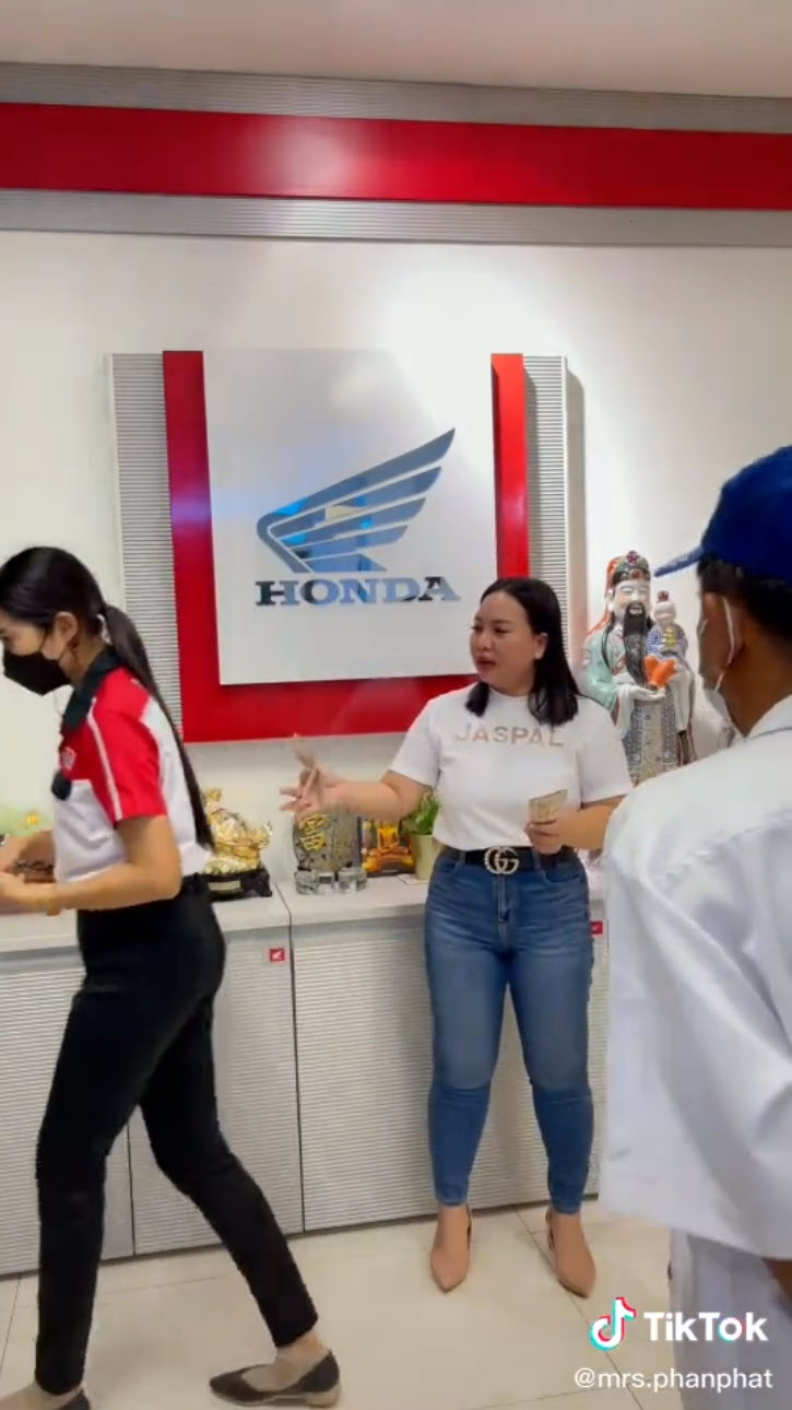 แจกเงินลูกน้อง