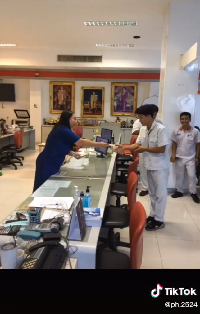 แจกเงินลูกน้อง