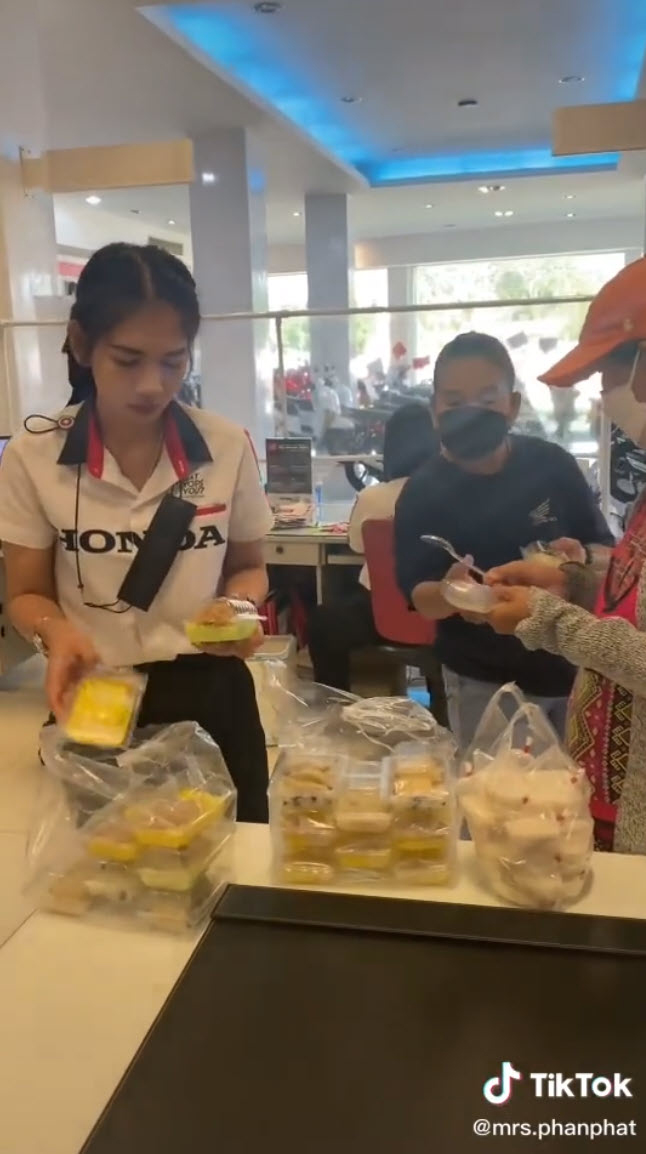 แจกเงินลูกน้อง