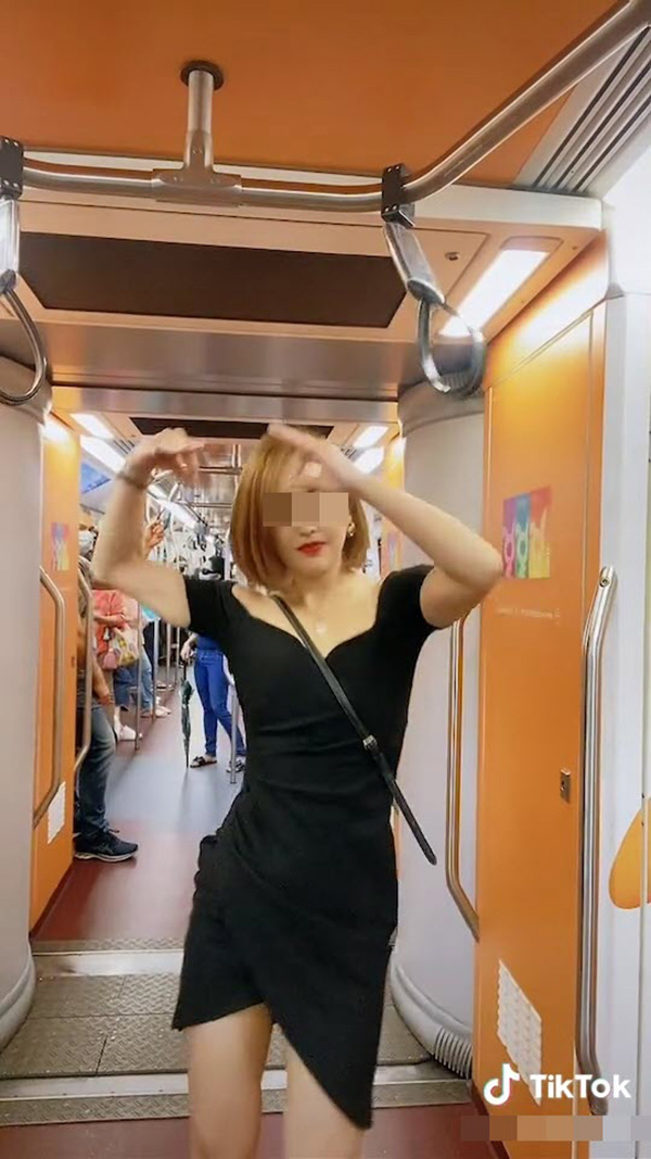 ถอดแมสก์เต้นบนรถไฟฟ้า