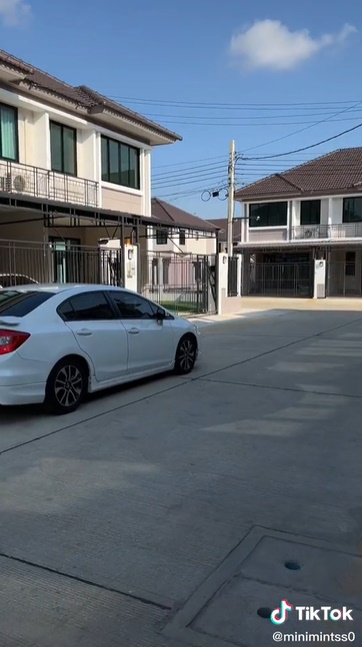 จอดรถขวางหน้าบ้าน