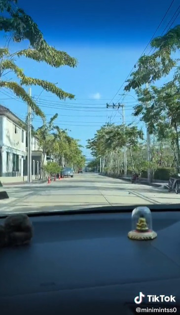 จอดรถขวางหน้าบ้าน