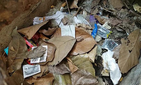 ถุงยางใช้แล้วถูกทิ้งเกลื่อนเขาพระตำหนัก