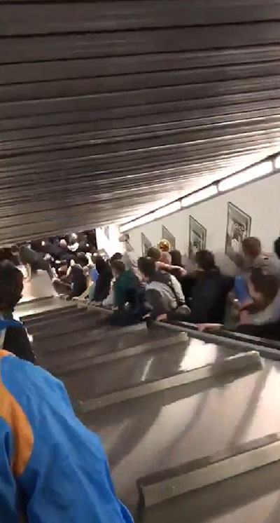 บันไดเลื่อนพัง