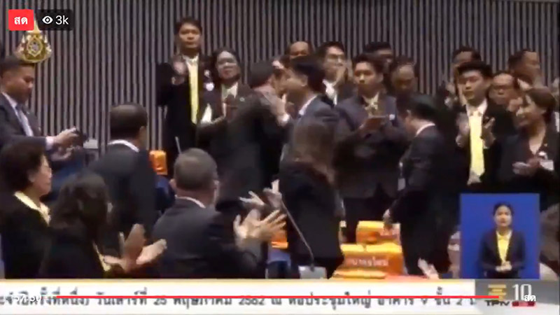 ธนาธร จึงรุ่งเรืองกิจ