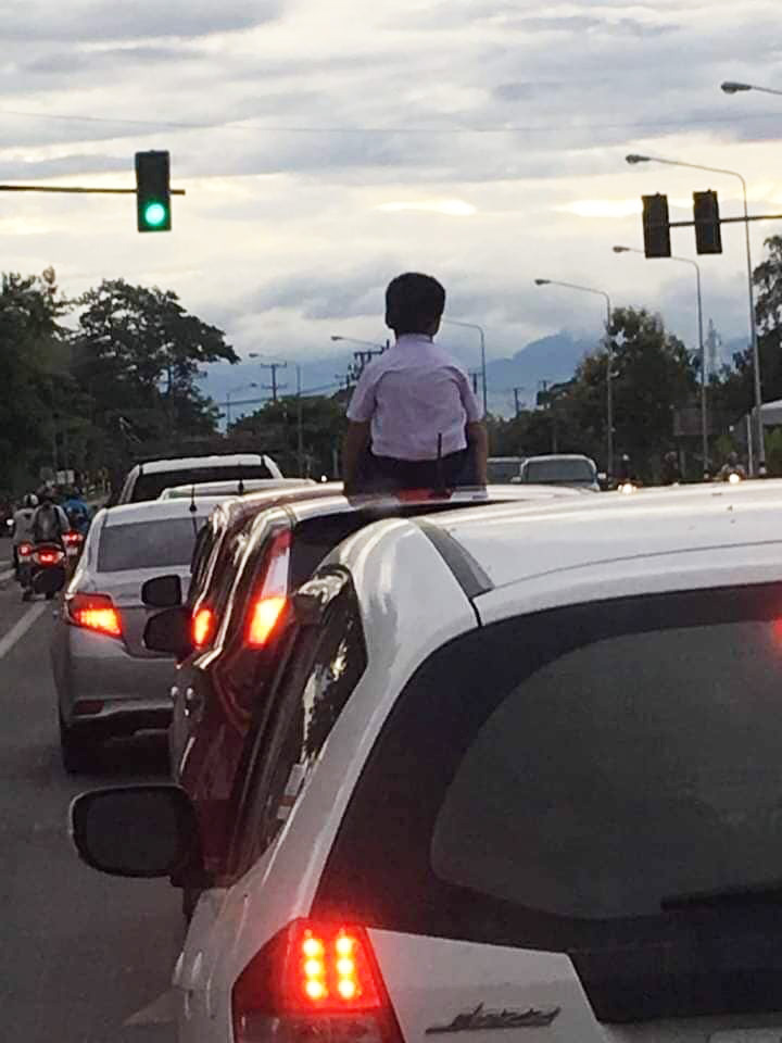 เด็กนั่งหลังคารถ