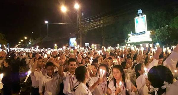 ชาวสกลนครรวมใจ ร่วมจุดเทียนแสดงอาลัยถวายในหลวง ร.9