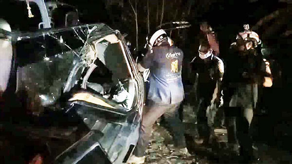 สิบล้อขนสารเคมีชนรถกระบะ