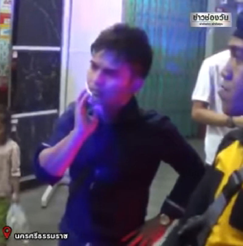 ปาอิฐใส่รถตู้