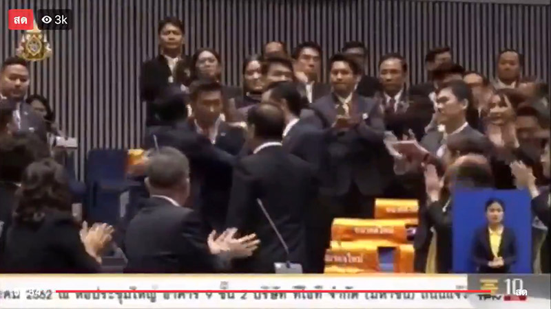 ธนาธร จึงรุ่งเรืองกิจ