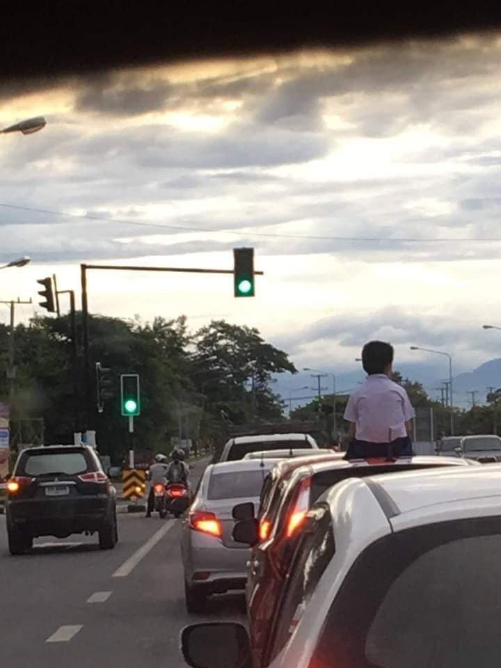 เด็กนั่งหลังคารถ