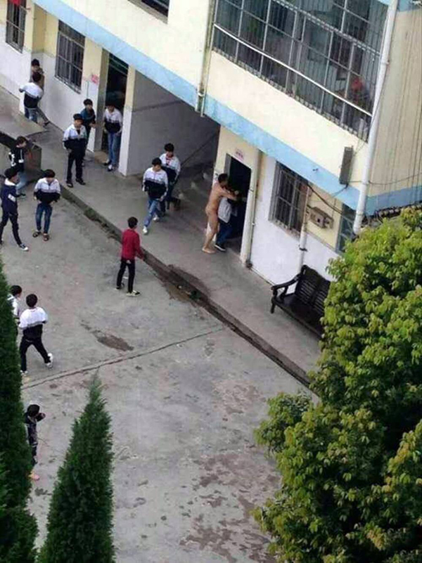 เสื่อมขั้นหนัก ครูหนุ่มแก้ผ้าล่อนจ้อน ไล่ปล้ำนักเรียนหญิงกลางวันแสก ๆ