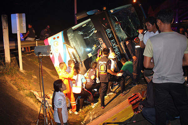 รถทัวร์ภูเก็ตแหกโค้ง