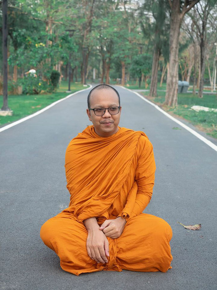 คนแก่นั่งใส่บาตร