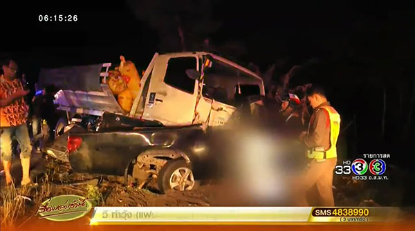 สิบล้อขนสารเคมีชนรถกระบะ