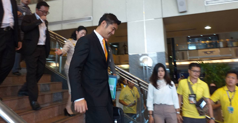 ธนาธร จึงรุ่งเรืองกิจ