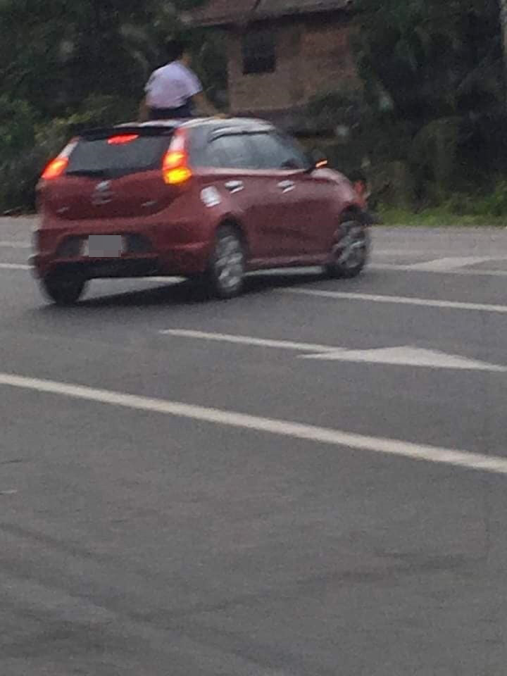 เด็กนั่งหลังคารถ