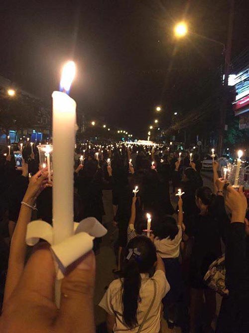 ชาวสกลนครรวมใจ ร่วมจุดเทียนแสดงอาลัยถวายในหลวง ร.9