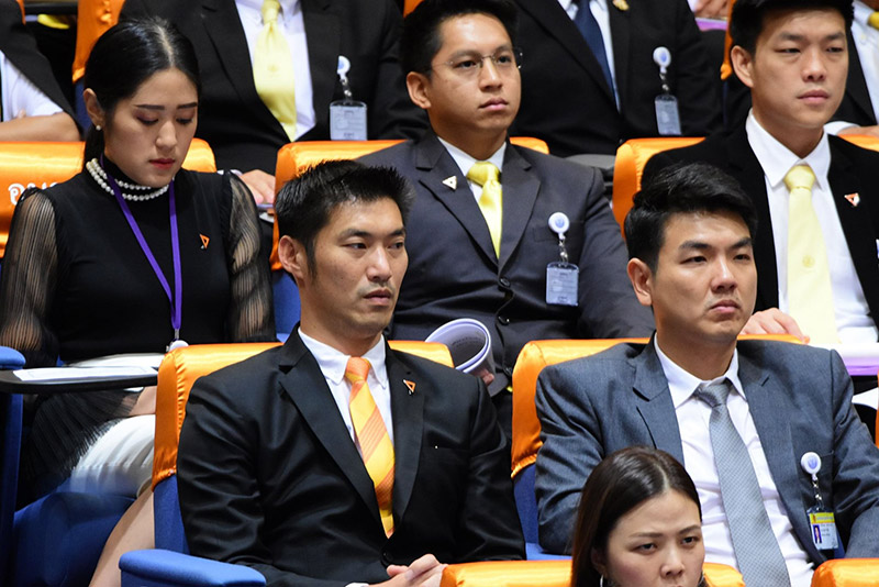 ธนาธร จึงรุ่งเรืองกิจ