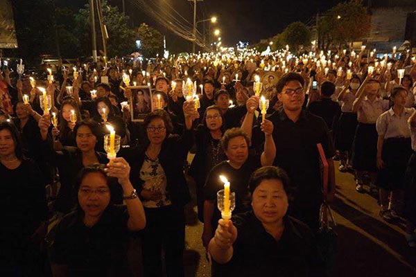 ชาวสกลนครรวมใจ ร่วมจุดเทียนแสดงอาลัยถวายในหลวง ร.9