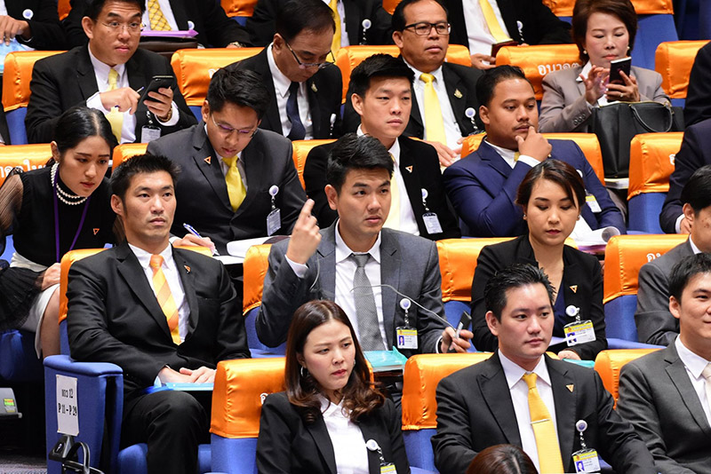 ธนาธร จึงรุ่งเรืองกิจ