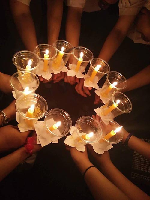 ชาวสกลนครรวมใจ ร่วมจุดเทียนแสดงอาลัยถวายในหลวง ร.9