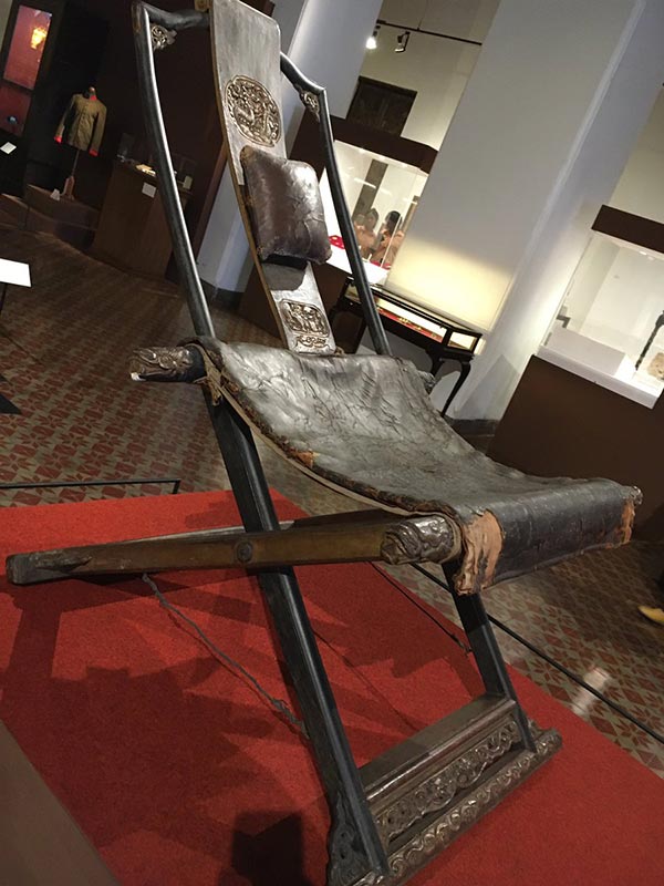 พระเก้าอี้ประทับสนาม ร.1 ที่ทรงใช้ยามออกสงคราม 