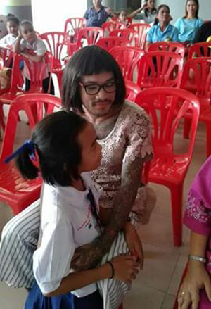 พ่อเสียสละแต่งตัวเป็นผู้หญิง มาร่วมงานวันแม่ให้ลูก ตั้งมั่น...ขอเป็นทั้งพ่อและแม่