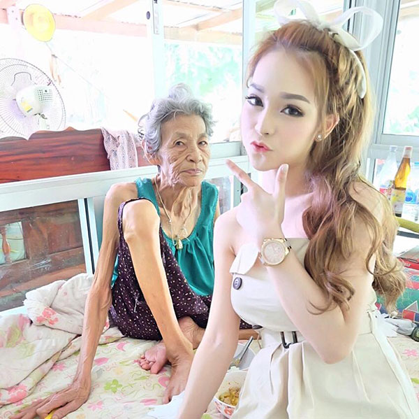 น้องพลอยเต้นโชว์ยายป่วยติดเตียง