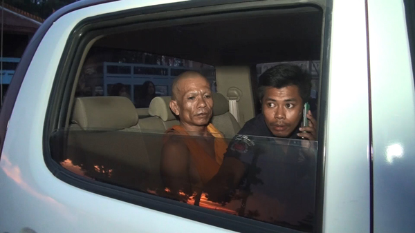 หลวงพี่โมโหเลือดขึ้นหน้า โดนด่าหยาบคาย คว้าเคียวฟันร่างหนุ่มใหญ่ดับคาที่