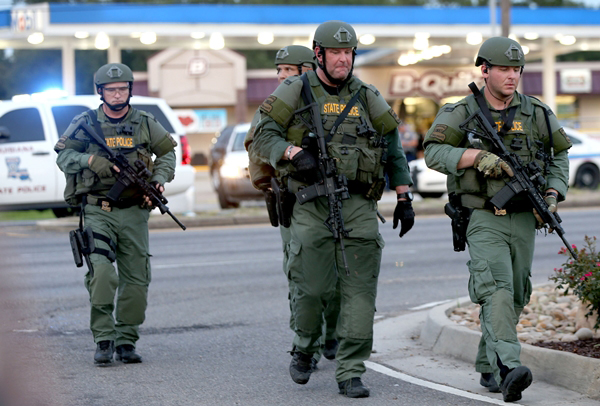 คนร้ายยิงถล่มตำรวจเมืองเบตันรูจ ดับ 3 นาย อเมริการ้อนเป็นไฟ