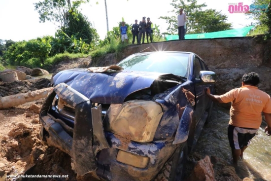 2 แม่ลูกขับรถตกถนนที่กำลังซ่อมที่ภูเก็ต-ลูกสาววัย 8 ปี โคม่า