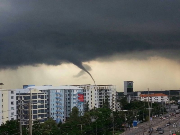 พายุงวงช้างถล่มนิคมอมตะนคร ชลบุรี 