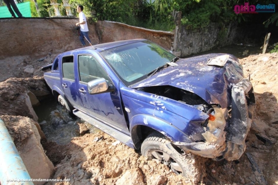 2 แม่ลูกขับรถตกถนนที่กำลังซ่อมที่ภูเก็ต-ลูกสาววัย 8 ปี โคม่า
