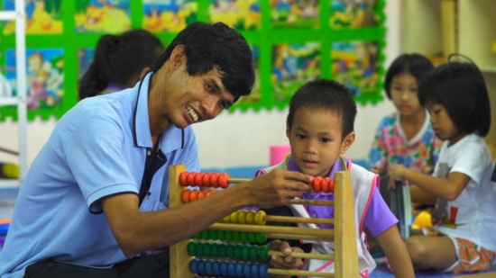 ครูเชาว์...เรือจ้างข้างถนนของเด็กเร่ร่อน ที่คนอื่นมองว่าบ้า 