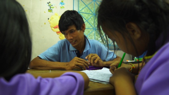 ครูเชาว์...เรือจ้างข้างถนนของเด็กเร่ร่อน ที่คนอื่นมองว่าบ้า 