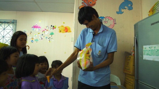 ครูเชาว์...เรือจ้างข้างถนนของเด็กเร่ร่อน ที่คนอื่นมองว่าบ้า 