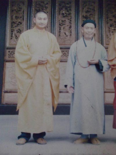 ญาติโยมช็อก! พระจีนพบรักสาว สึกออกไปแต่งงาน